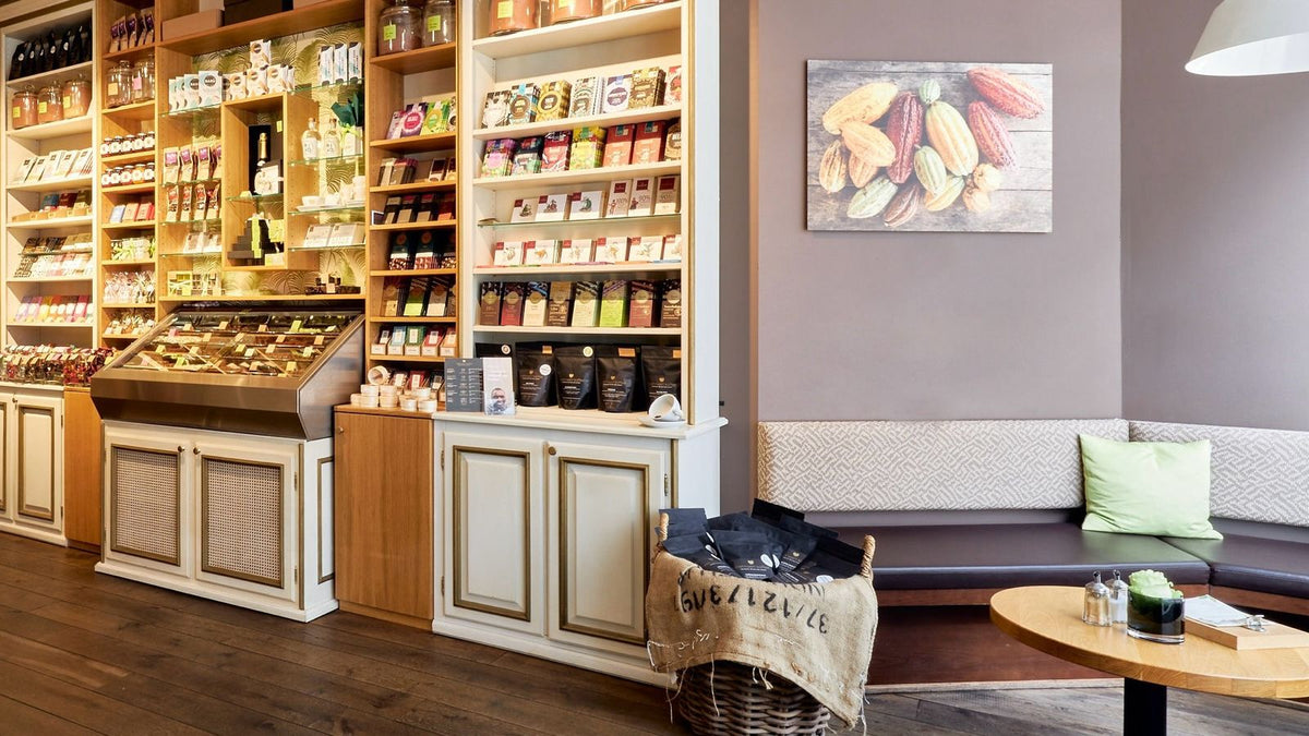 Rechts im Bild der Cafébereich und links im Bild ein Ausschnitt des Ladengeschäfts von Cortez Schokoladen